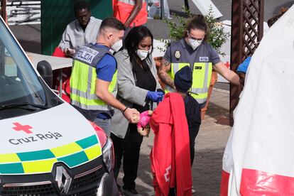 El crucero Insignia dejó el pasado 21 de junio en el puerto de Santa Cruz de Tenerife a 71 inmigrantes subsaharianos, cuatro de ellos fallecidos, a los que rescató de un cayuco a más de 800 kilómetros al sur de Canarias.