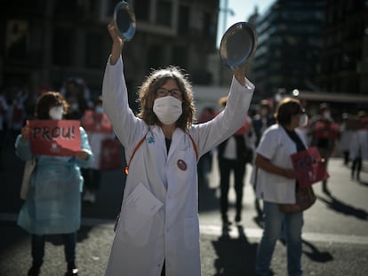 Médicos de atención primaria protestan delante del ICS, en Barcelona.