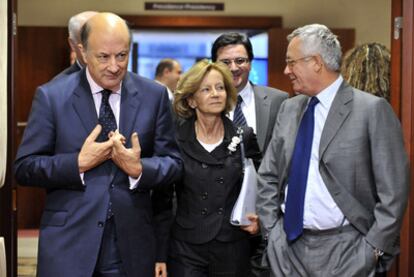 Salgado, en el centro, junto a otros colegas europeos, ayer en la reunión de ministros de la UE.