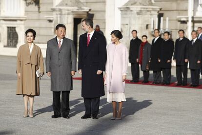 Los Reyes han saludado a sus invitados al pie del automóvil. La reina Letizia ha saludado a la esposa del presidente chino, Peng Liyuan, con los tradicionales dos besos.