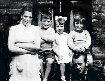 Jane McConville, en la única fotografía de ella que se conserva, con tres de sus hijos y su esposo.