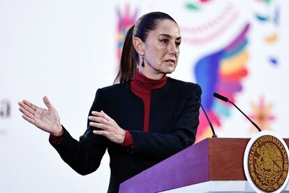 Claudia Sheinbaum habla durante la conferencia de prensa matutina de este lunes, en el Palacio Nacional.