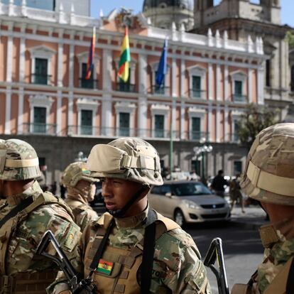 Soldados bloquean los accesos al palacio presidencial en La Paz (Bolivia), este miércoles 26 de junio. 