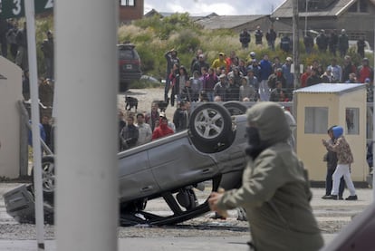 Un vehculo, volcado durante los asaltos a uno de los supermercados en San Carlos de Bariloche.