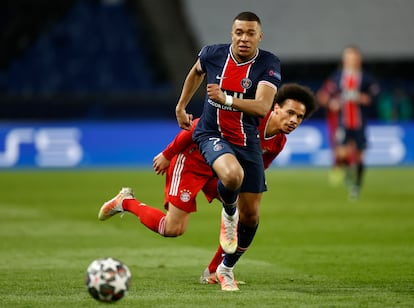 Mbappe corre ante Sané durante la vuelta de los cuartos de la Champions este martes en París.