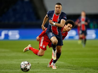 Mbappe corre ante Sané durante la vuelta de los cuartos de la Champions este martes en París.