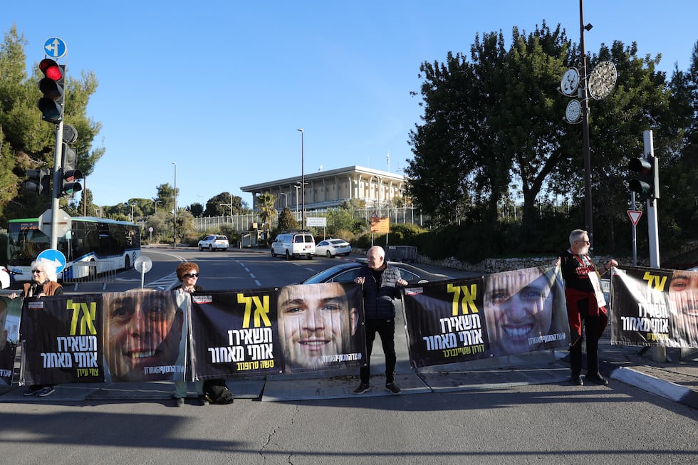 Manifestación para pedir la liberación de los rehenes retenidos por Hamás en Gaza, este martes ante la Knesset, el parlamento israelí, en Jerusalén. 