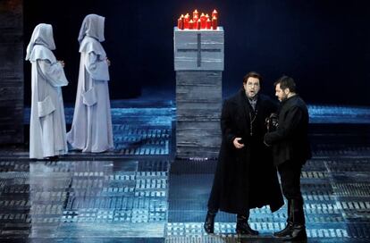 Los cantantes Andrea Carè y Plácido Domingo durante el pase gráfico del ensayo general de la ópera 'Don Carlo', de Verdi, que se estrenó anoche.