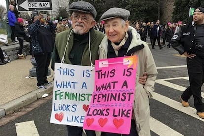 Dos ancianos posan con sendas pancartas en las que puede leerse: “This is what a feminist looks like” (Este es el aspecto de un feminista, en español). Fue en la marcha después de la toma de posesión de Trump.