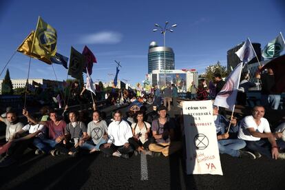 Un grupo de manifestantes corta la calle a la altura del puente de Fernández Villaverde de Madrid.