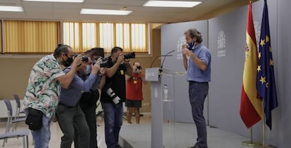 El director del Centro de Coordinación de Alertas y Emergencias Sanitarias, Fernando Simón, posa frente a los fotógrafos momentos antes de ofrecer una rueda de prensa para informar de la evolución de coronavirus.
