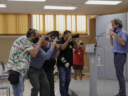 El director del Centro de Coordinación de Alertas y Emergencias Sanitarias, Fernando Simón, posa frente a los fotógrafos momentos antes de ofrecer una rueda de prensa para informar de la evolución de coronavirus.