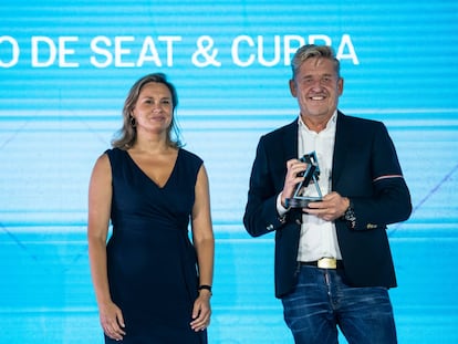 Wayne Griffiths recoge el premio al directivo del año junto a la directora de Cinco Días, Amanda Mars.