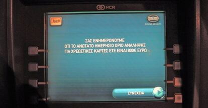 Una cajero autom&aacute;tico griego informa de que se ha superado el l&iacute;mite de disposici&oacute;n de efectivo.