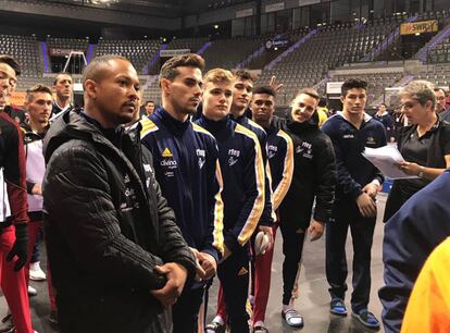 El equipo español tras el entrenamiento oficial en los Mundiales de Stuttgart  en una foto colgada por la federación en su cuenta de Twitter.