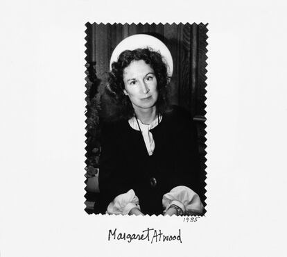 Retrato de Margaret Atwood, escritora canadiense, autora de la novela 'El cuento de la criada' —en la que se predice la desparación de la autonomía de las mujeres— en Nueva York (EE UU), en 1985.