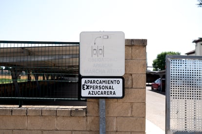 Entrada al aparcamiento de la planta de Azucarera en La Bañeza (León).