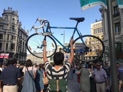 La bici en lo alto como pancarta.