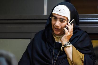 Madre Agnes conversa al teléfono en el piso de la orden de las Carmelitas en Jounieh, norte de Beirut
