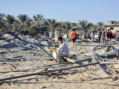 Un joven palestino observa los daños tras el bombardeo israelí en el campamento de Al Mawasi.