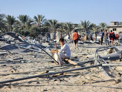 Un joven palestino observa los daños tras el bombardeo israelí en el campamento de Al Mawasi. 