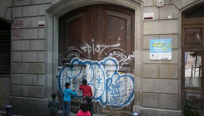 Puerta del colegio Àngel Baixeras, de donde el jueves se escaparon dos niños de cinco años.