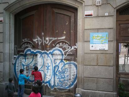 Porta de l'escola Àngel Baixeras, d'on es van escapar dos nens de cinc anys.