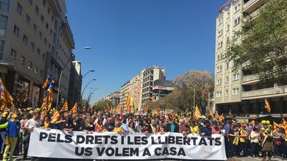 Cabecera de la manifestacin en apoyo a los presos del 'procs' por Barcelona.