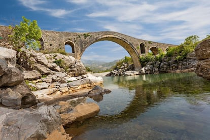 Este puente otomano del siglo XVIII es el mejor conservado de los construidos durante el dominio turco de <a href="https://www.albania.al/" target="_blank">Albania</a>. Al reflejarse en las aguas del río Kir (siempre que el cauce no esté seco, algo frecuente en los tórridos veranos albaneses) su arco central, de medio punto, forma una circunferencia perfecta. Se encuentra aislado, a ocho kilómetros de la ciudad de Shkodra, al noroeste del país, en una ruta comercial que se remonta a la época romana, pero que hoy ha caído en desuso.