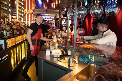 Zona en la que realizan los cócteles del restaurante StreetXO de Dabiz Muñoz.