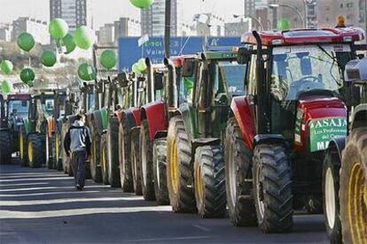 Un grupo de agricultores protesta por la subida del precio del gasóleo el pasado noviembre.