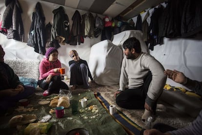 La familia Faramarzi, yazidíes del Kurdistán iraní, almuerza en lo que ahora es su casa. Los yazidíes es una étnia religiosa perseguida en oriente próximo también por el autoproclamado Estado Islámico (ISIS, por sus siglas en inglés).