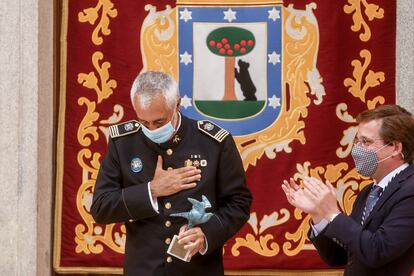 El jefe de Bomberos de Marid, Rafael Ferrándiz, recibe la paloma de bronce de la hermandad Virgen de la Paloma.