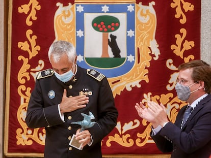 El jefe de Bomberos de Marid, Rafael Ferrándiz, recibe la paloma de bronce de la hermandad Virgen de la Paloma.