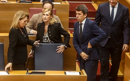 La ahora exconsejera de Justicia e Interior, Salomé Pradas, en el centro de la imagen, junto al presidente de la Generalitat, Carlos Mazón, durante una sesión plenaria en Les Corts Valencianes el 15 de noviembre de 2024.
