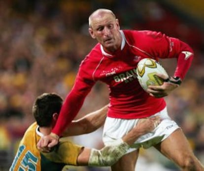 Gareth Thomas, jugando con Gales, esquivando a un adversario australiano, en 2007.