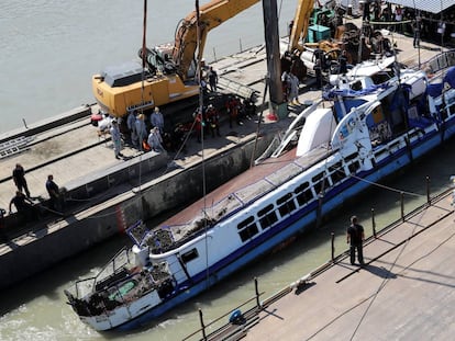Operación de rescate del barco 'Sirena' este martes en Budapest (Hungría).