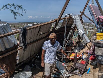 Ramón Loya Morales junto a los escombros de su casa destruída por el huracán ‘Otis’ en Pie de la Cuesta, Guerrero.