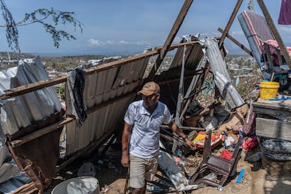 Un hombre recoge los escombros de su casa destruída por el huracán 'Otis', en el pueblo de Pie de la Cuesta, en Guerrero, el 1 de noviembre de 2023.