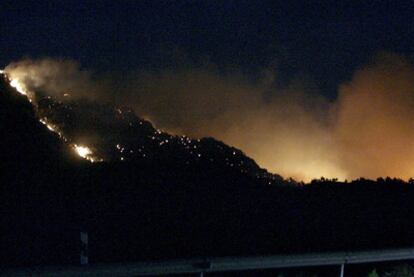 El fuego arrasa la sierra del Molino en Calasparra, Murcia.