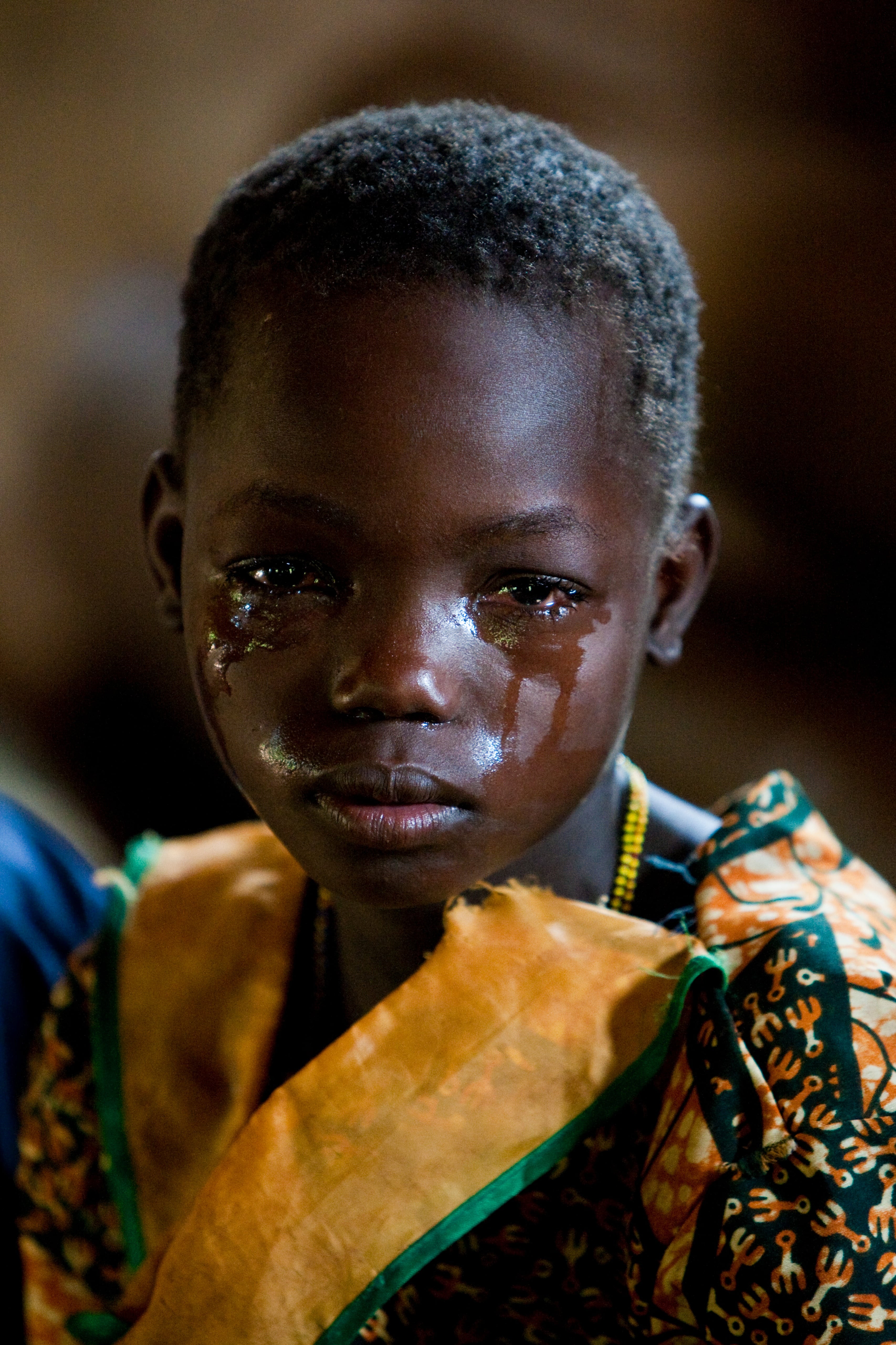 Qussi, de 10 años, llora tras conocer que, como su hermana, ha dado positivo en el test de la enfermedad del sueño, en la aldea de Kamasso Bolo, (República Centroafricana).