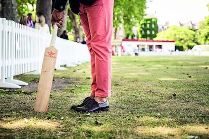 Bat Cricket de Dockers y zapatos sin calcetines.