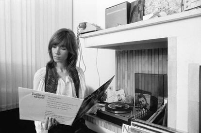 Françoise Hardy posa en París en 1973.