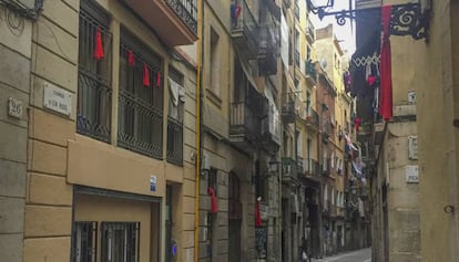 Trapos rojos en la calle d&#039;En Roig de Barcelona.