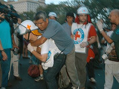 Uno de los 23 heridos por la explosión en Plaza de Mayo es retirado por miembros del servicio de emergencias.