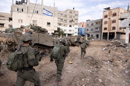 Soldados israelíes en Ciudad de Gaza, este viernes.