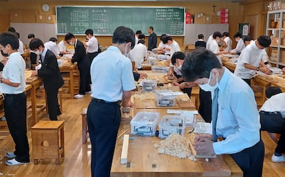 Alumnos del instituto Seiko Gakuin, en Yokohama, durante una clase de manualidades en la que aprenden a fabricar palillos de madera.