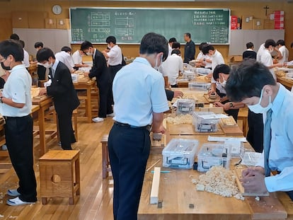 Alumnos del instituto Seiko Gakuin, en Yokohama, durante una clase de manualidades en la que aprenden a fabricar palillos de madera.