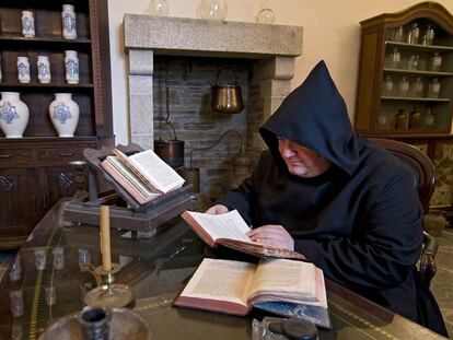 El prior de Samos, José Luis Vélez, consulta farmacopeas antiguas en la nueva botica del monasterio, junto al claustro de las Nereidas.