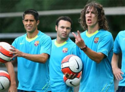 Puyol, junto a sus compañeros durante un entrenamiento